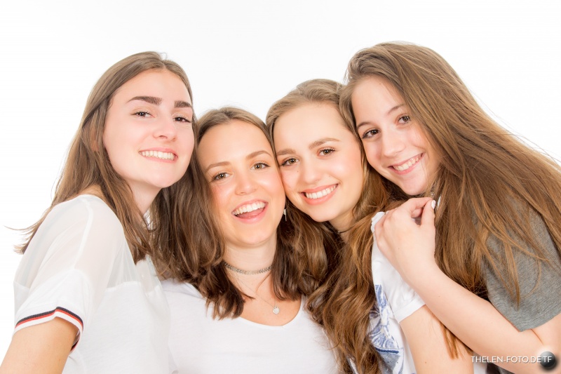 Freundschaft--young ladies